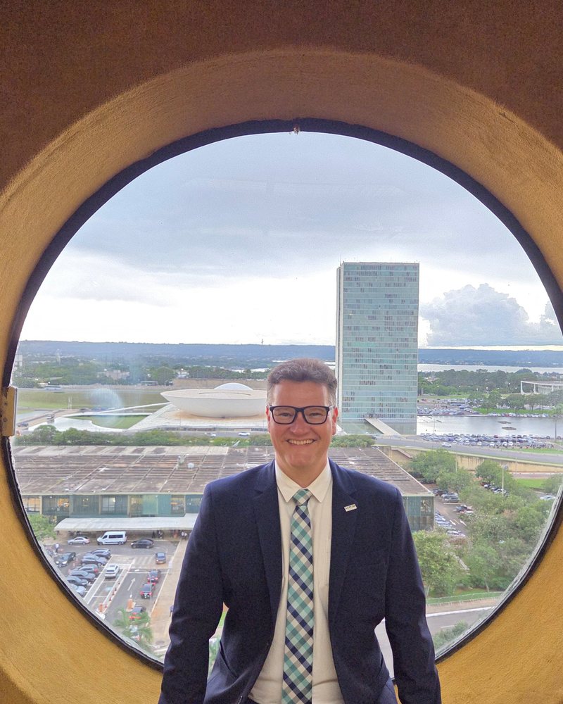 Leonardo Puppi Bernardi em Brasília, com o Congresso Nacional ao fundo